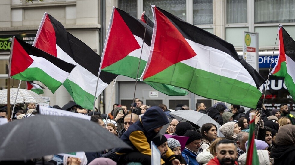 آلاف المتظاهرين في برلين لدعم فلسطين واعتقالات بسبب شعارات محظورة