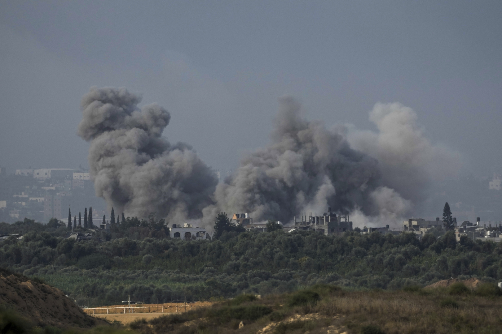مراسلنا: غارات إسرائيلية مكثفة تستهدف عدة مناطق في غزة وتوقع قتلى وجرحى (صور)