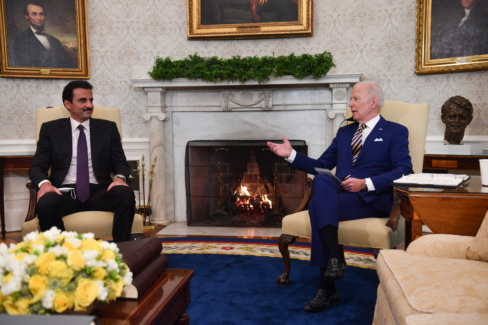 أمير قطر يتلقى اتصالا من بايدن بشأن آخر تطورات الأوضاع في غزة والأراضي الفلسطينية