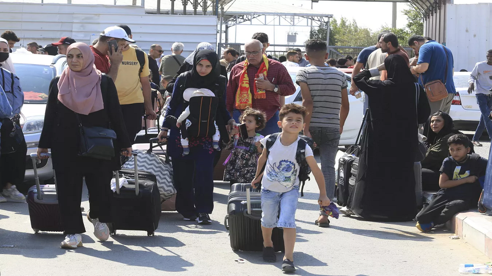 كازاخستان تعلن إجلاء الدفعة الأولى من مواطنيها عن قطاع غزة (صور)