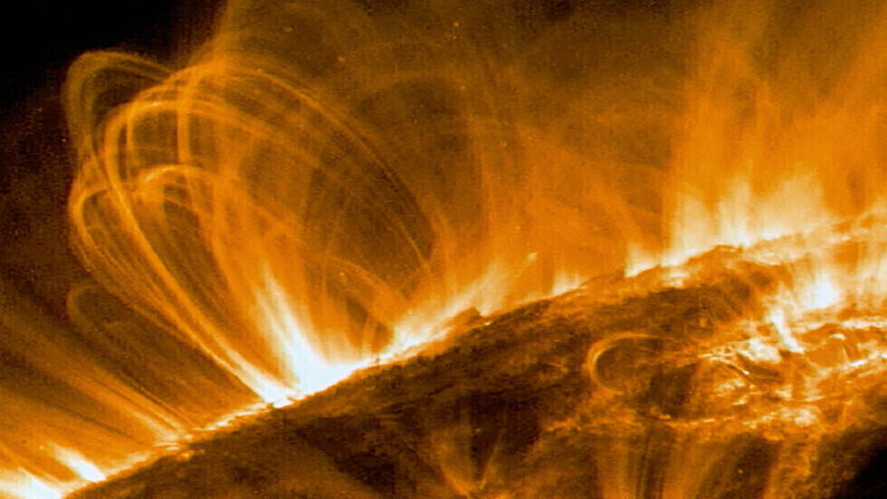 العلماء يكتشفون انبعاثا راديويا يشبه الشفق القطبي فوق البقع الشمسية 
