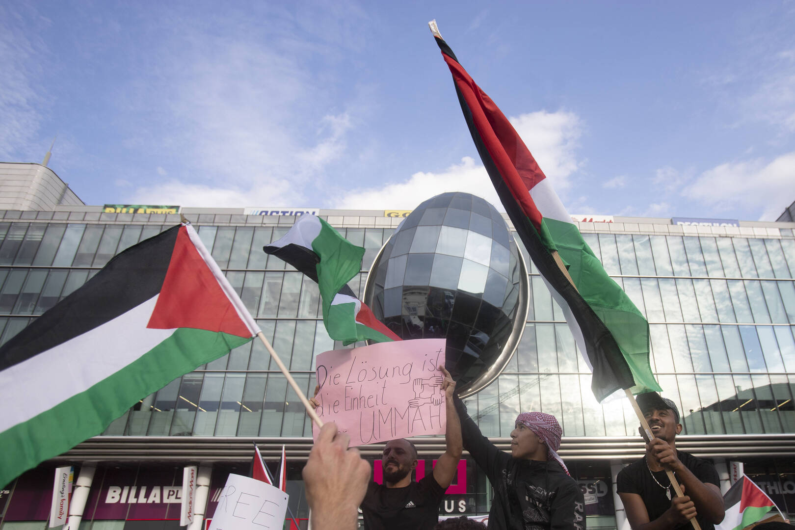 تجمع لمئات المتظاهرين في مطار أمستردام دعما لفلسطين (فيديو)