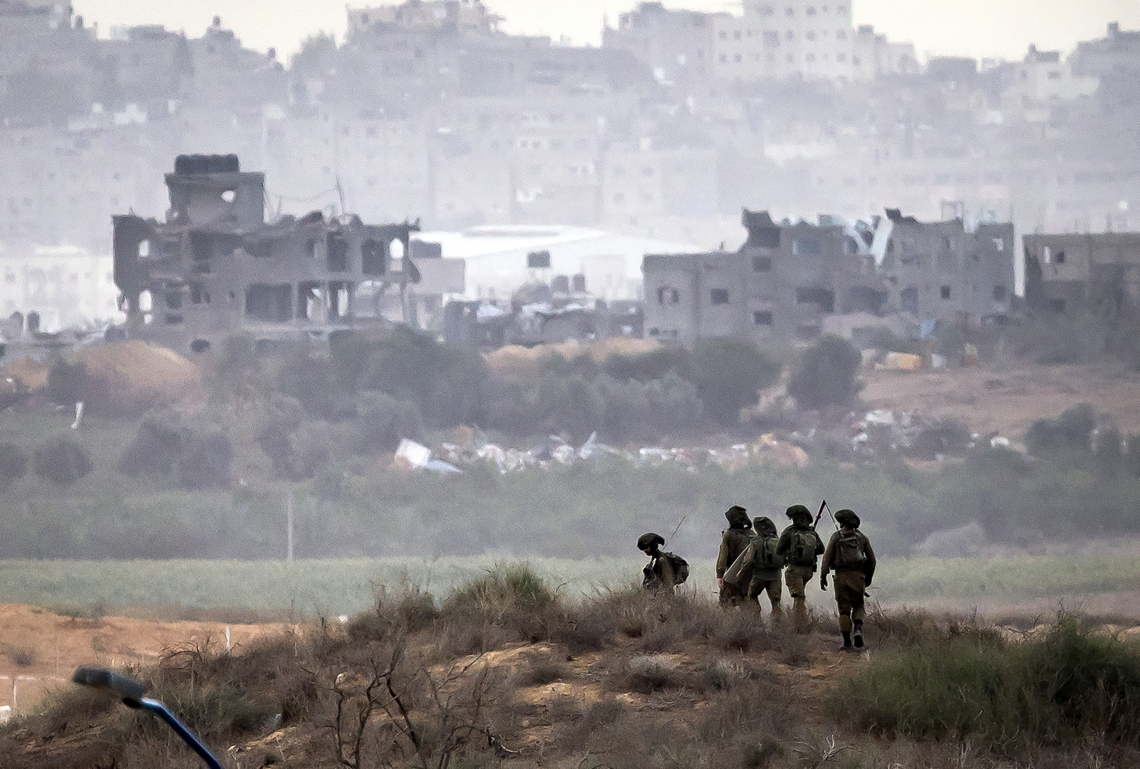 يديعوت أحرونوت:  إسرائيل ستسمح لشاحنات الأونروا بنقل الوقود إلى قطاع غزة لأول مرة منذ اندلاع الحرب