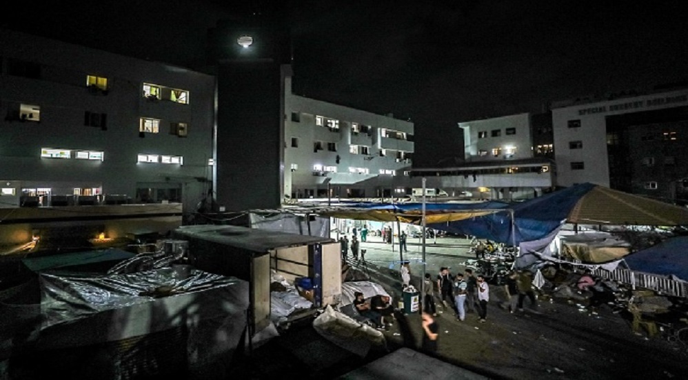 الجيش الإسرائيلي يقتحم جزءا من مجمع الشفاء الطبي وسط غطاء ناري كثيف