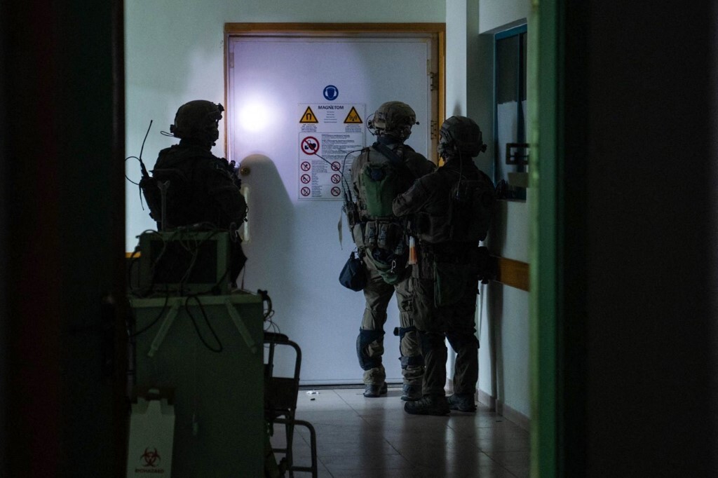 القوات الإسرائيلية تعتقل مدير مستشفى الشفاء