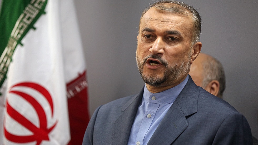 عبد اللهيان ينفي تورط إيران في استهداف مدمرة أمريكية بمسيرة ويتهم واشنطن بتصعيد الحرب في غزة