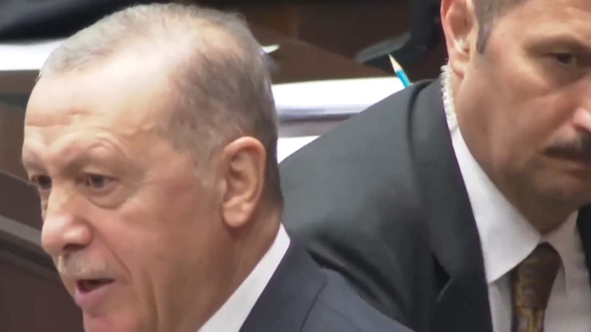 الحارس الشخصي يتصدى لزرقطة على ظهر أردوغان أثناء خطابه