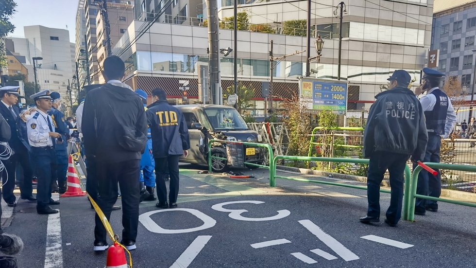اصطدام سيارة بحاجز أمام السفارة الإسرائيلية في طوكيو 16 نوفمبر 2023