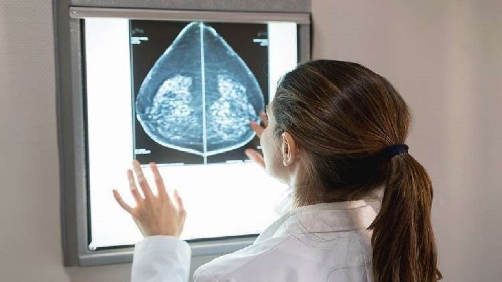 هل توجد علاقة بين حجم الثدي والإصابة بالسرطان؟