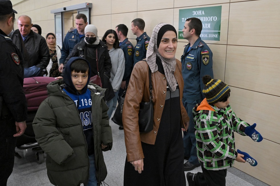 وصول 103 مواطنين روس تم إجلاؤهم من قطاع غزة إلى روسيا
