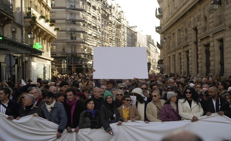 مسيرة صامتة يقودها فنانون فرنسيون في باريس من أجل السلام بين الإسرائيليين والفلسطينيين (صور)