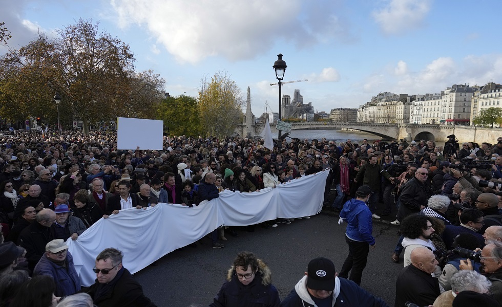 مسيرة صامتة يقودها فنانون فرنسيون في باريس من أجل السلام بين الإسرائيليين والفلسطينيين (صور)