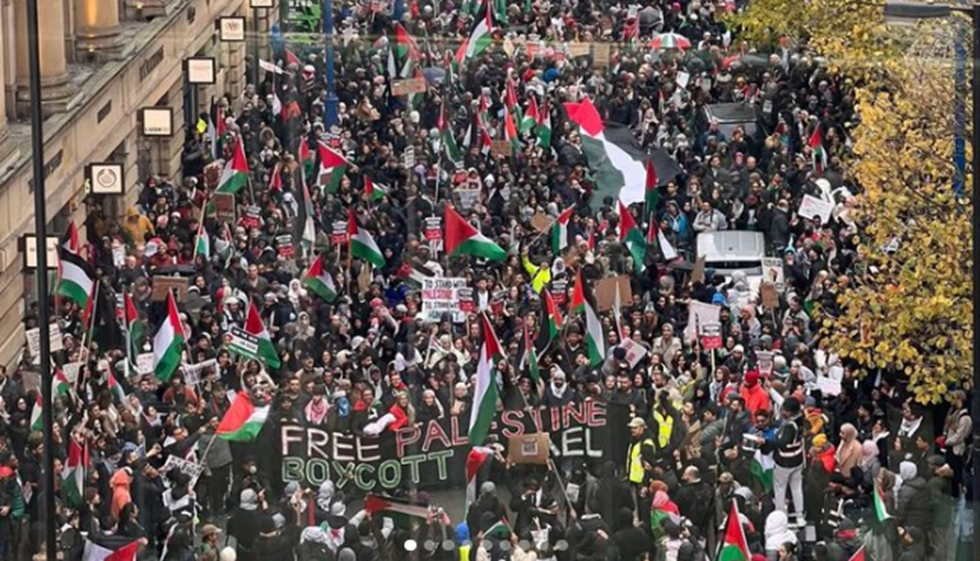 مظاهرة حاشدة في مانشستر تضامنا مع أهل غزة (فيديو)