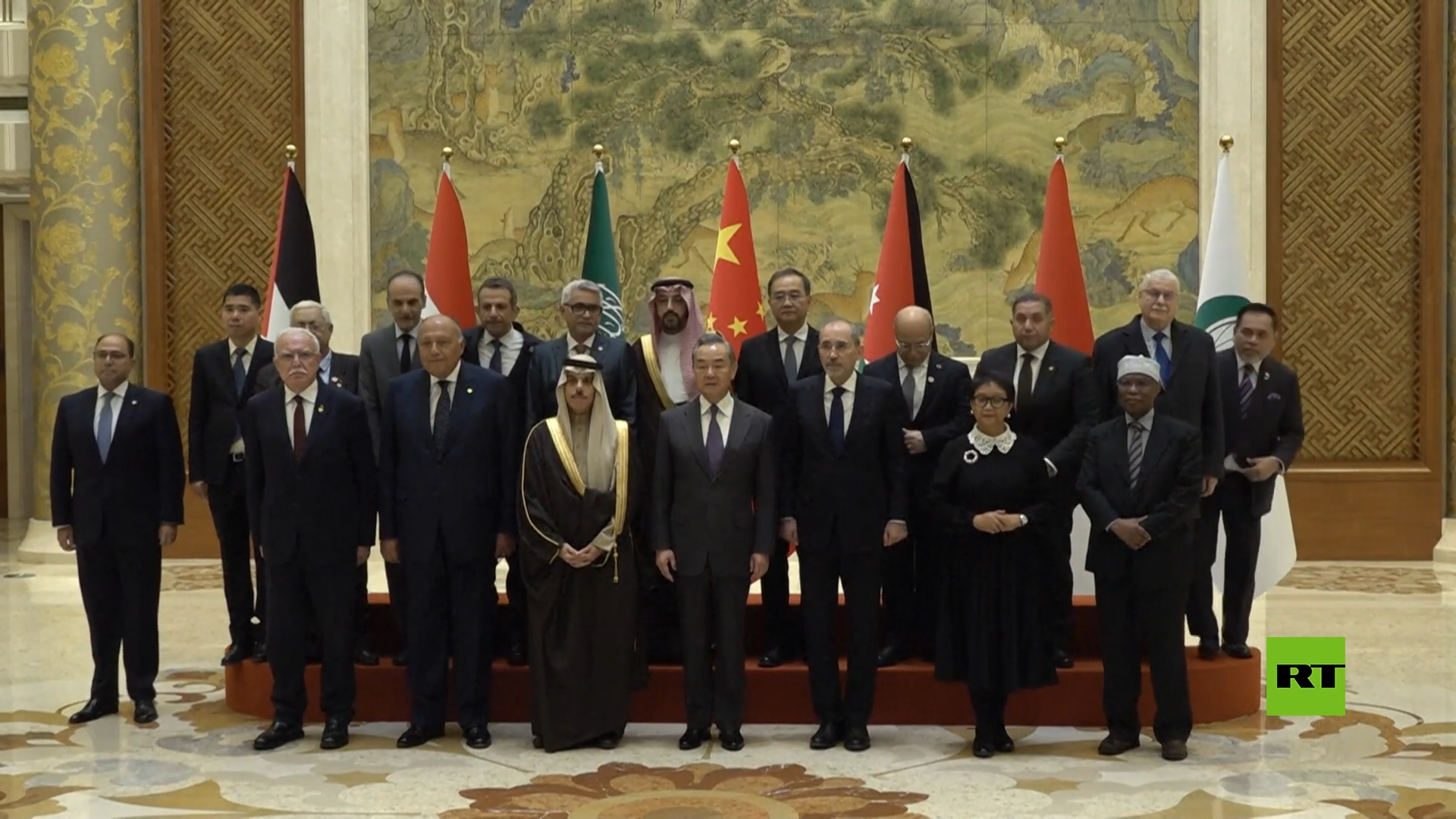 صورة جماعية لوزراء خارجية عرب قبيل الاجتماع في الصين