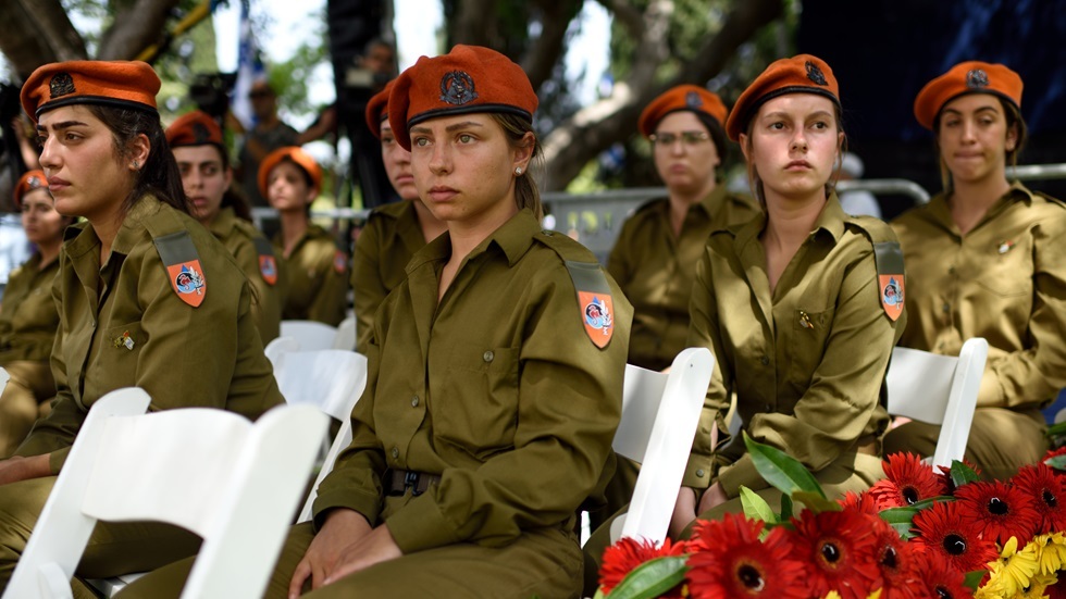 جنديات إسرائيليات: الجيش تركنا فريسة سهلة