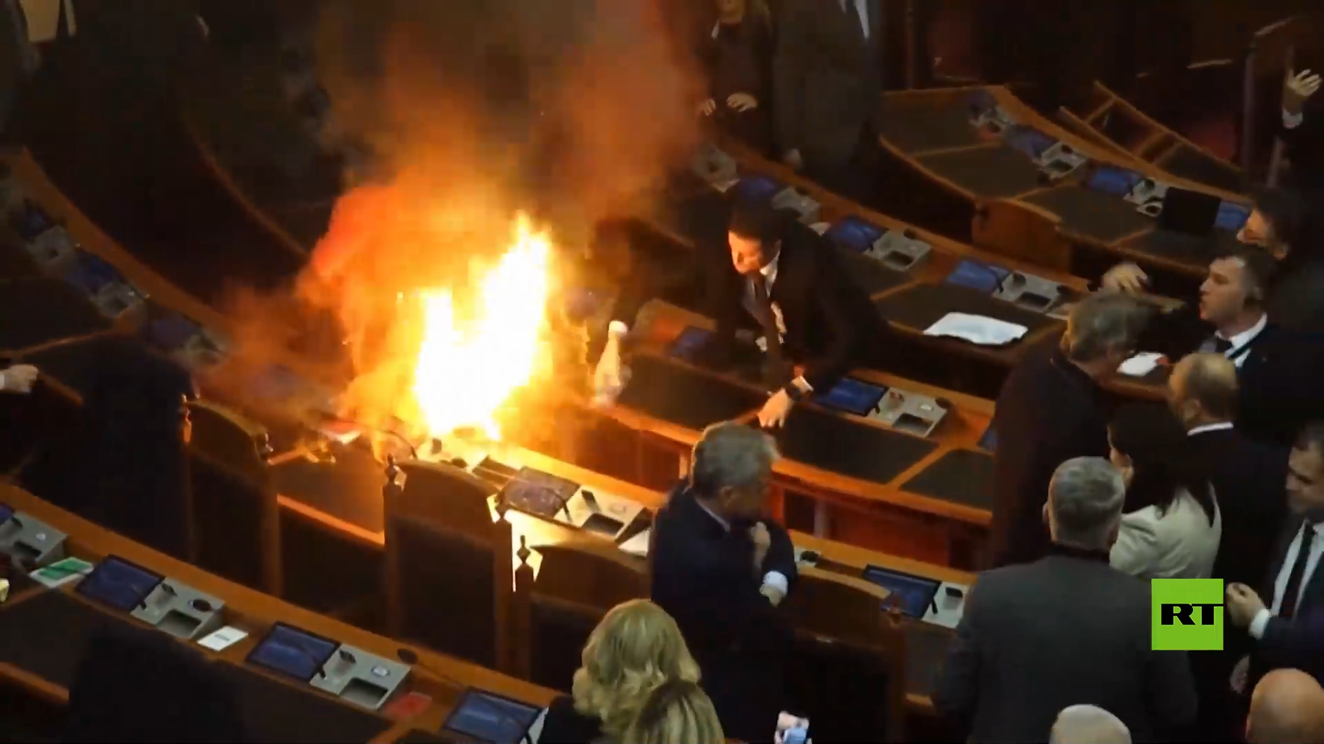 اندلاع حريق في البرلمان الألباني مع احتجاجات المعارضة