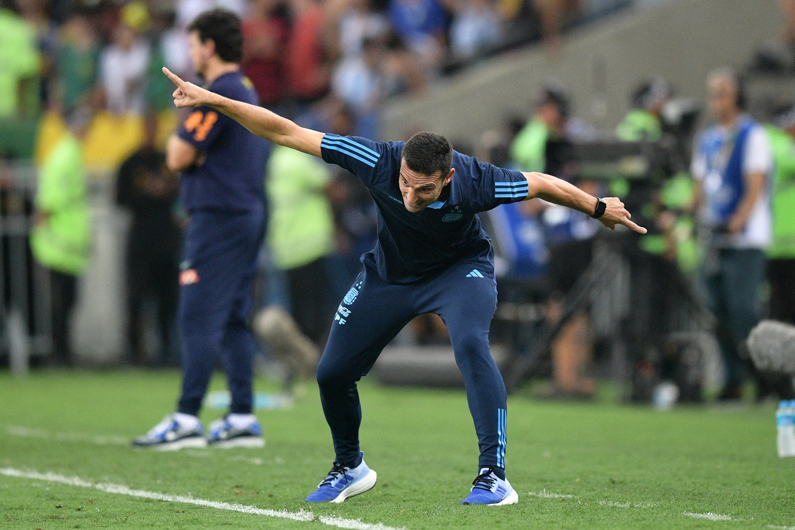 مدرب الأرجنتين يفجر مفاجأة بعد الفوز على البرازيل