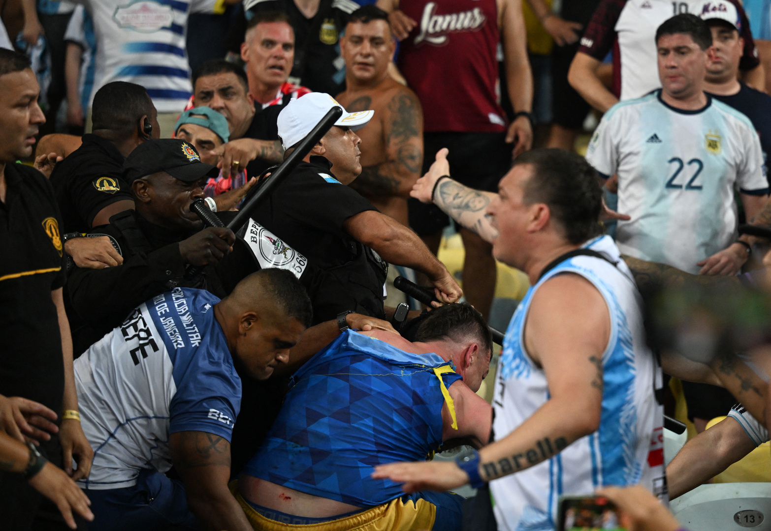 شغب ومشاهد دموية كادت أن تتسبب في إلغاء مباراة البرازيل ضد الأرجنتين (فيديو)