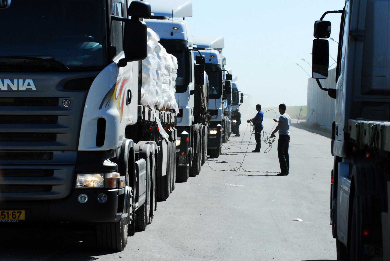 حماس: ما بين 200 ــ 300 شاحنة مساعدات ستدخل غزة خلال الهدنة الإنسانية