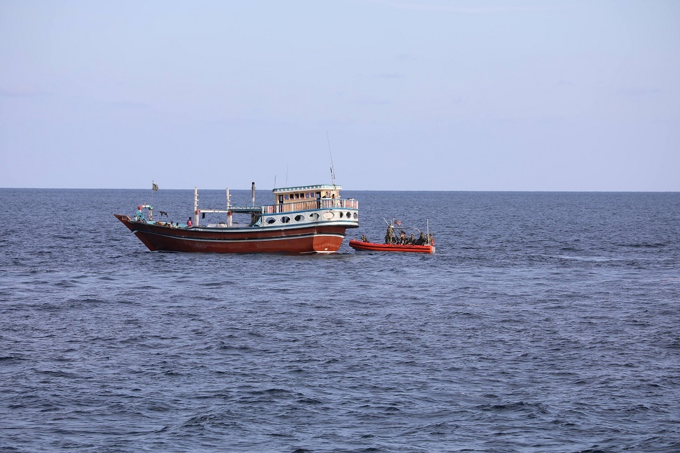 ضبط مخدرات بقيمة 21 مليون دولار على متن سفينة مجهولة الهوية في خليج عُمان