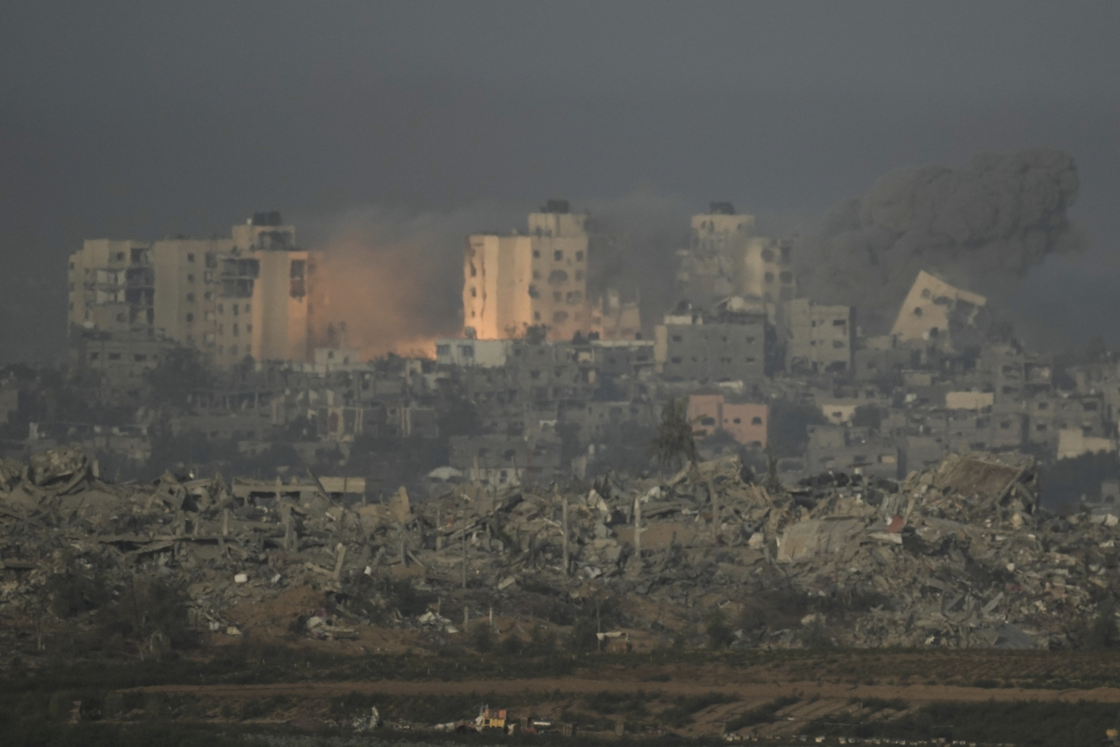 القتال يشتد في شمال غزة وسط معارك غير مسبوقة مع اقتراب موعد الهدنة المؤقتة