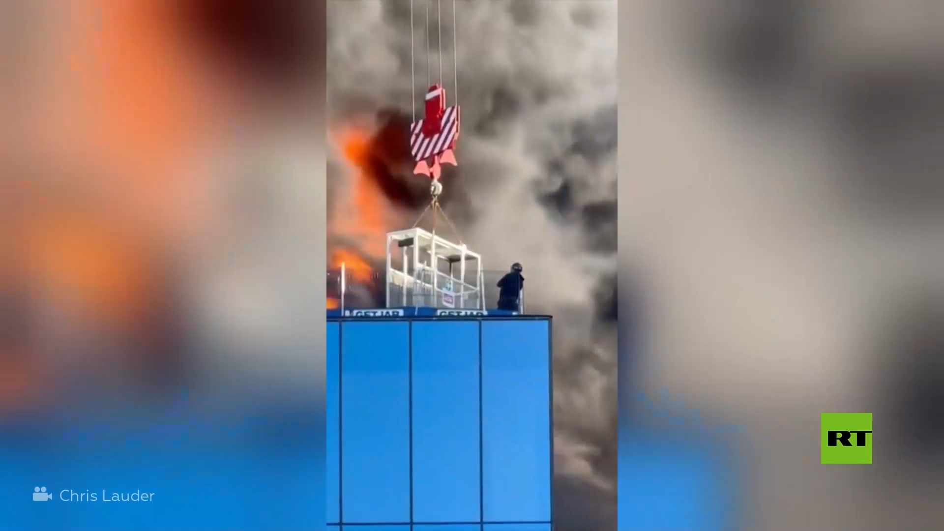 شاهد.. مشغل رافعة ينقذ رجلا عالقا على قمة مبنى شاهق محترق في بريطانيا