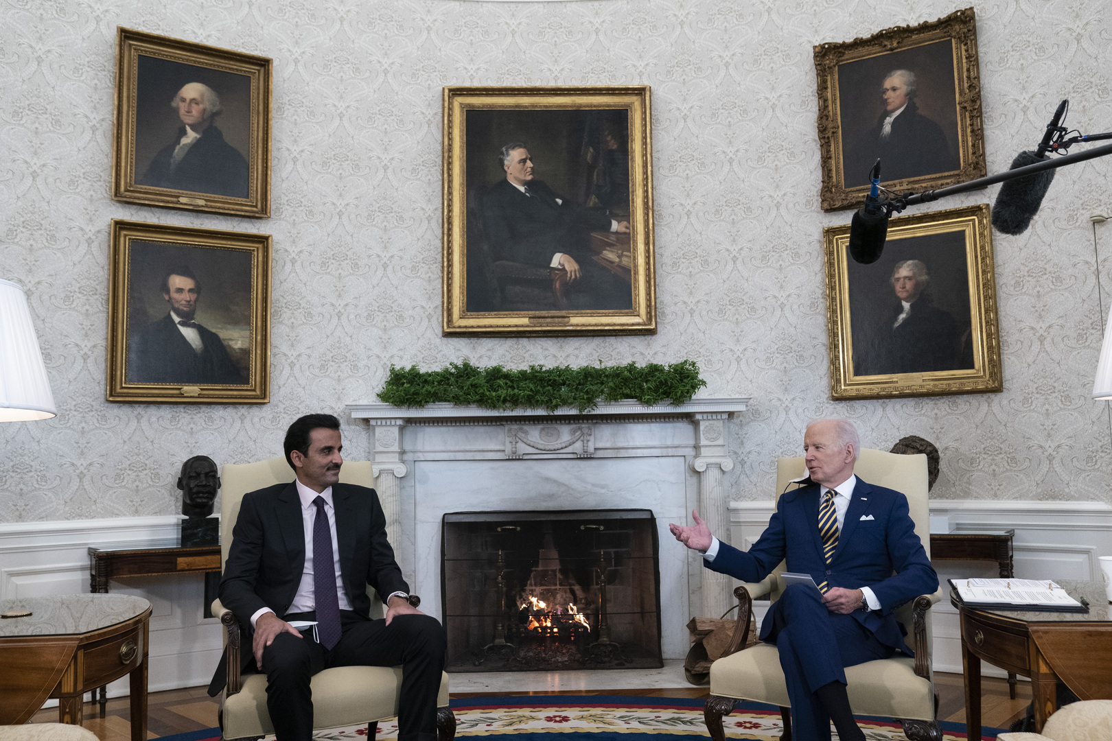 أمير قطر يتلقى اتصالا من بايدن استعرضا فيه مجريات تنفيذ الهدنة الإنسانية بين 
