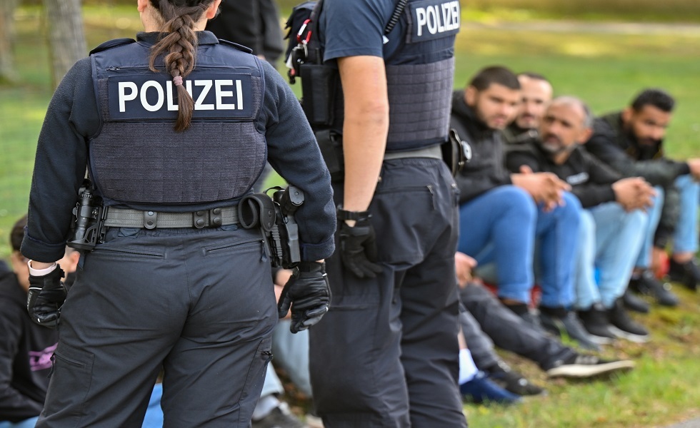 اليونان.. القبض على مهربين يبتزون المهاجرين بعنف والبحث جارٍ عن 7 آخرين