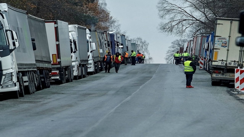بولندا تعلق مرور الشاحنات عبر نقطة تفتيش أخرى على الحدود مع أوكرانيا