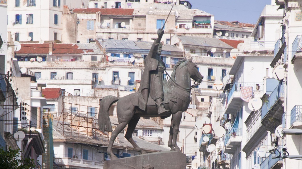 تمثال للأمير عبد القادر في الجزائر