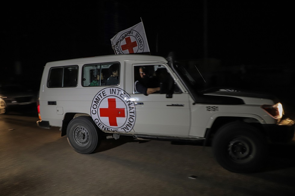 إعلام عبري: الصليب الأحمر يسلم إسرائيل 10 أسرى في غزة ضمن الدفعة الخامسة من اتفاق التبادل مع حماس