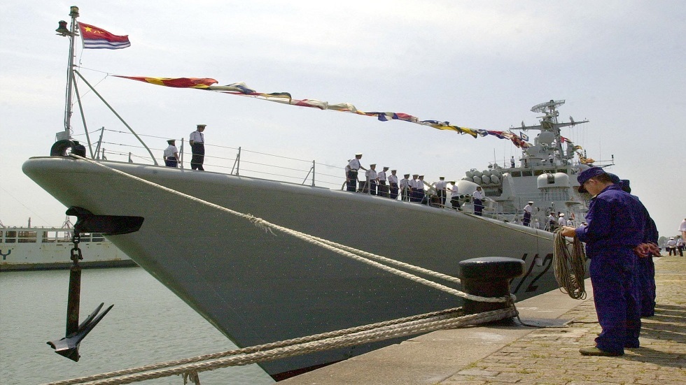 سفينة تابعة للبحرية الصينية في قاعدة بحرية لجيش التحرير الشعبي، تشينغداو... صورة تعبيرية