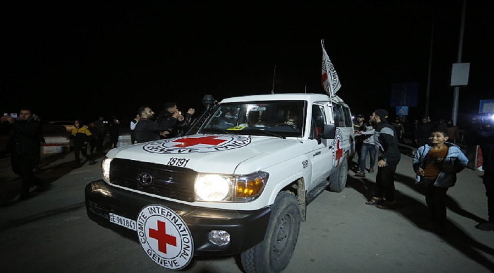 الصليب الأحمر يتسلم 10 أسرى إسرائيليين ضمن الدفعة السادسة في اتفاق التبادل مع حركة حماس