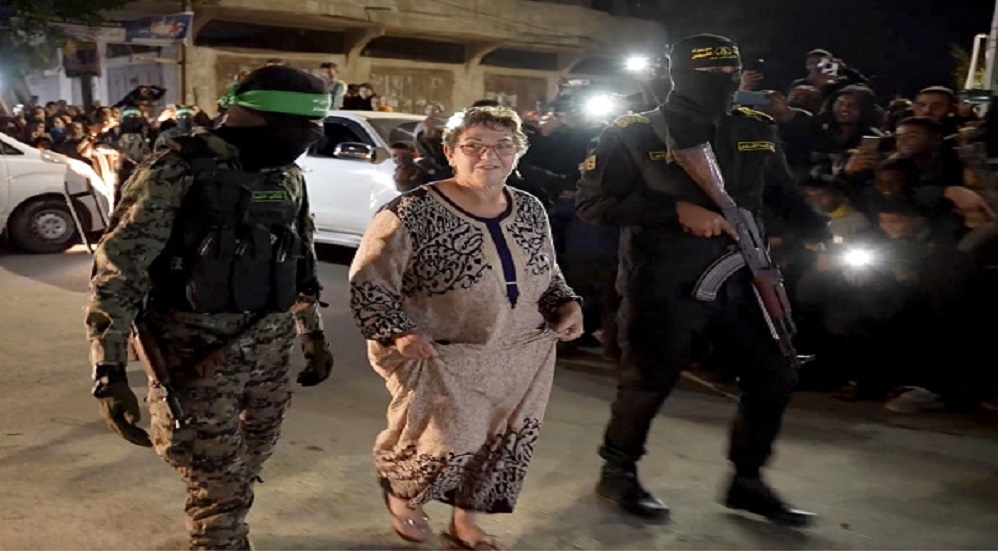 غضب في إسرائيل ومطالبة بوقف بث مشاهد الود والإنسانية خلال تسليم حماس للأسرى الإسرائيليين