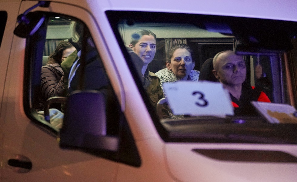 بيان من مكتب نتنياهو بعيد إطلاق سراح المحتجزتين الإسرائيليتين ميا شيم وأميت سوسانا (صورة)