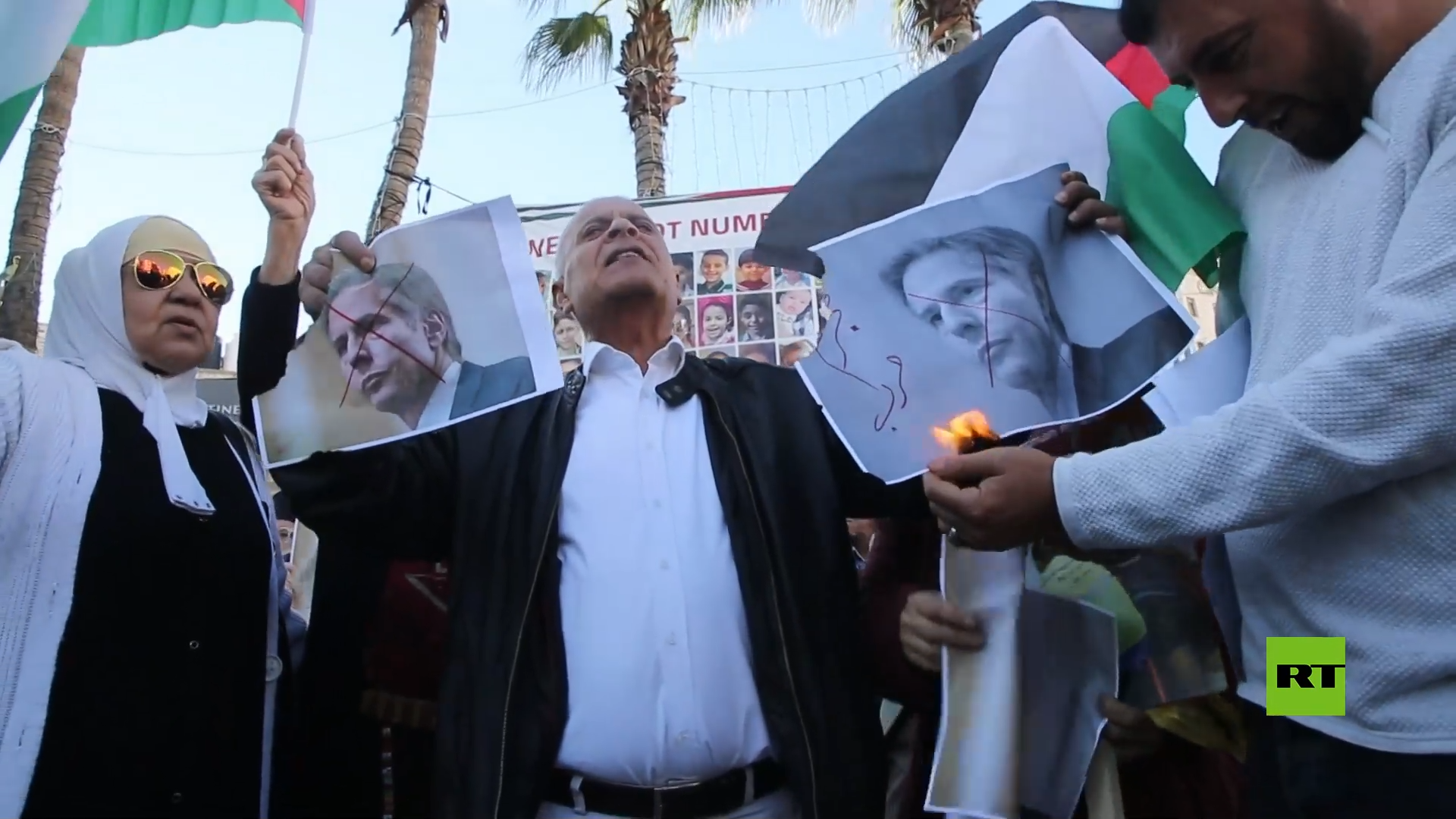 فلسطينيون يحرقون صور وزير الخارجية الأمريكي احتجاجا على زيارته إلى رام الله