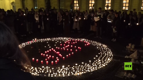 بالفيديو.. إضاءة شموع في ميونخ تكريما لضحايا الغارات الجوية الإسرائيلية على غزة