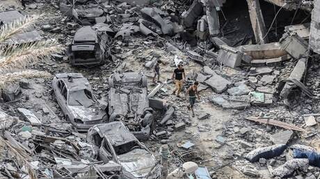 إحصاء: حصة الفرد في غزة تتجاوز 10 كغ من المتفجرات الإسرائيلية وأقل من 50 مل مياه من المساعدات
