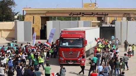 الهلال الأحمر الفلسطيني: 102 شاحنة مساعدات تدخل غزة (صور)