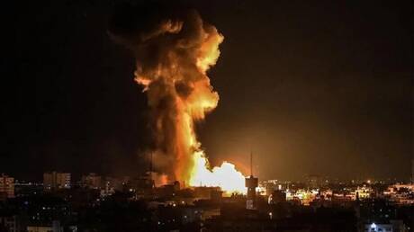 مراسل RT: طيران الجيش الإسرائيلي ينفذ أحزمة نارية عنيفة شمال قطاع غزة