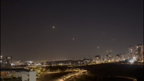 مراسلة RT: استهداف تل أبيب برشقة صاروخية كبيرة وسماع أصوات انفجارات في ريشون لتسيون (فيديو)