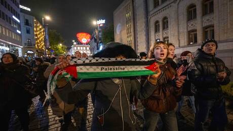 إنشاد النشيد الوطني الفلسطيني باللغة النرويجية في تظاهرة مساندة لغزة في العاصمة أوسلو (فيديو)