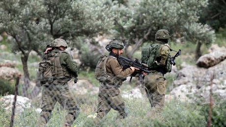 إسرائيل تجرف 70 شجرة زيتون في بلدة حارس بالضفة الغربية