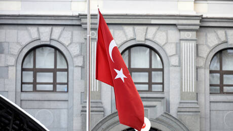 ‏محامية تركية تتظاهر أمام خارجية بلادها خلال زيارة بلينكن لأنقرة وتصفه بـ