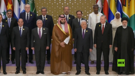 صورة جماعية لزعماء الدول المشاركة في القمة العربية الإسلامية حول غزة