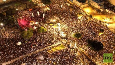 مظاهرات حاشدة في تل أبيب مناهضة لنتنياهو تطالب بالإفراج عن الأسرى (فيديو)