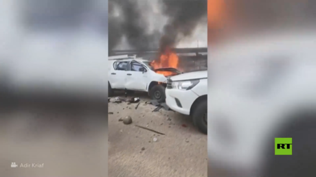 شاهد.. سيارات مشتعلة في شمال إسرائيل بعد سقوط صاروخ أطلق من لبنان