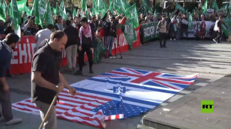 حرق الأعلام الأمريكية والإسرائيلية والبريطانية خلال مسيرة مؤيدة لفلسطين في إسطنبول