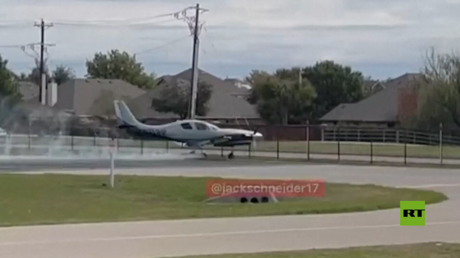 لحظة اصطدام طائرة صغيرة بسيارة في تكساس الأمريكية