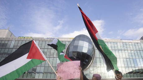 تجمع لمئات المتظاهرين في مطار أمستردام دعما لفلسطين (فيديو)